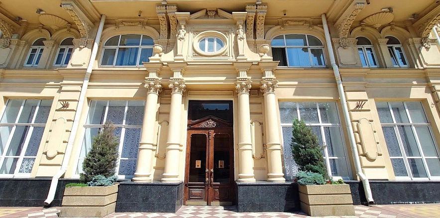 Фото: Вход в здание администрации Ростова, кадр 1rnd