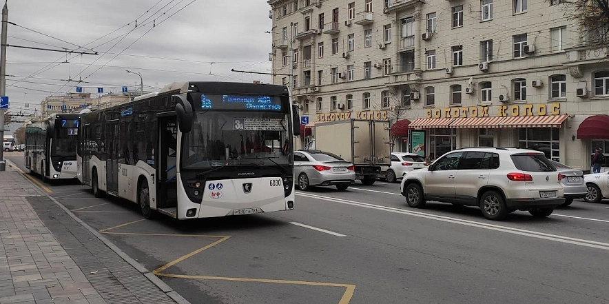 Фото: автобусы в центре Ростова // кадр из архива 1rnd