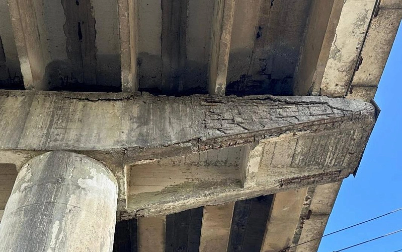 Фото: трещины на мосту в Батайске, кадр минтранса РО