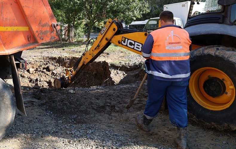 Фото: рабочие "Ростовводоканала" \\ кадр из публикаций 1rnd.ru