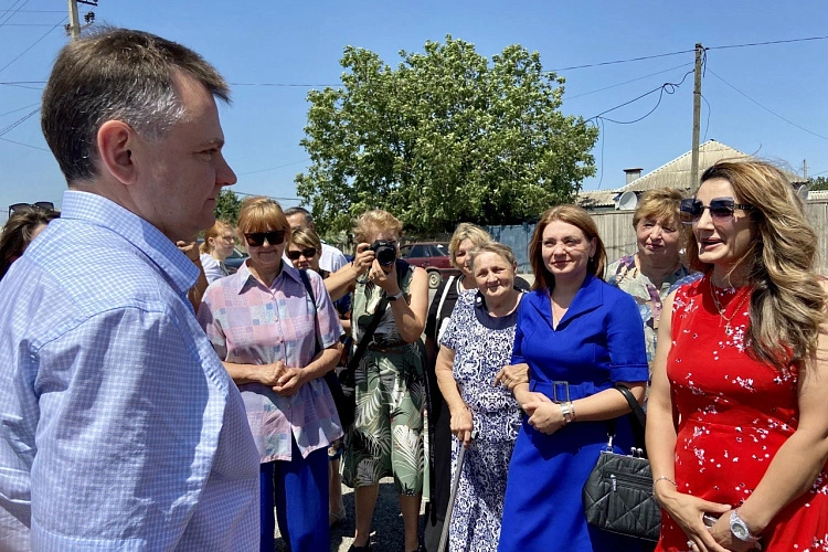 Фото: Юрий Слюсарь на встрече с жителями Каменского района, кадр ПРО