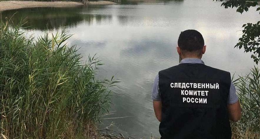 Фото: следователь возле реки, кадр СКР