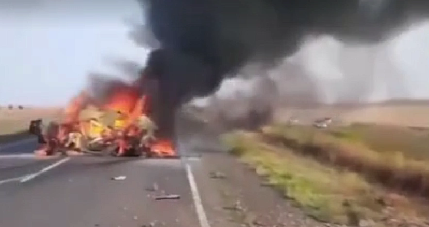 Фото: Место ДТП, в котором сгорели заживо 4 человека, кадр очевидца