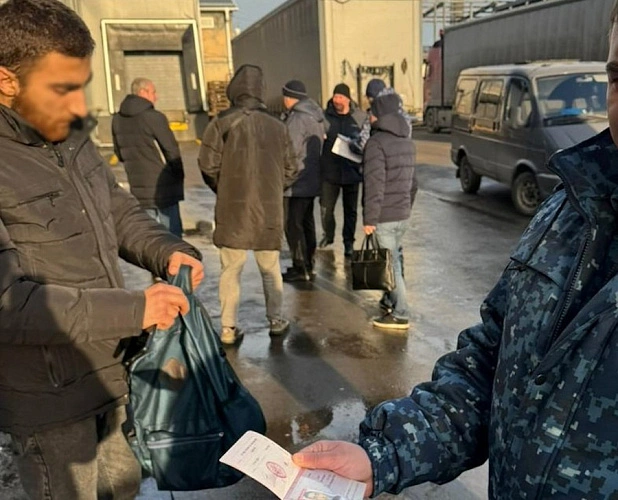 Фото: проверка работников овощного цеха // кадр ВСУ СК РФ по ЮВО