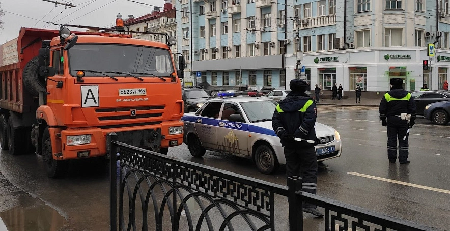 Фото: Инспекторы ДПС в центре Ростова, кадр 1rnd