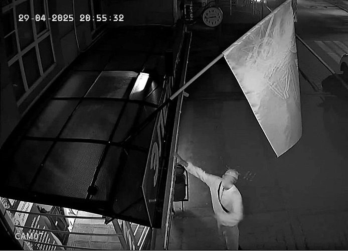 Фото: момент срыва флага  в Волдонске, кадр ТГ Блокнот Волгодонск