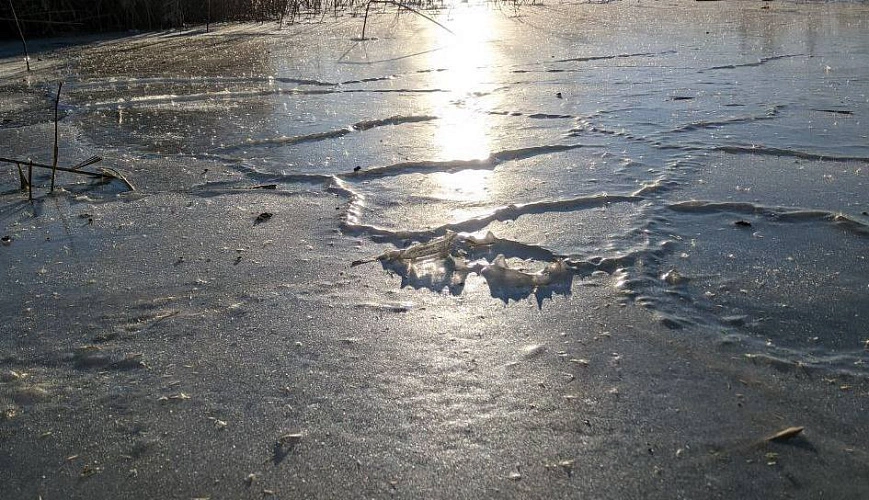 Фото: тонкий лёд на реке \\ кадр 1rnd.ru