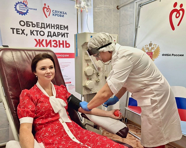 Фото: Л. Новосельцева сдаёт кровь