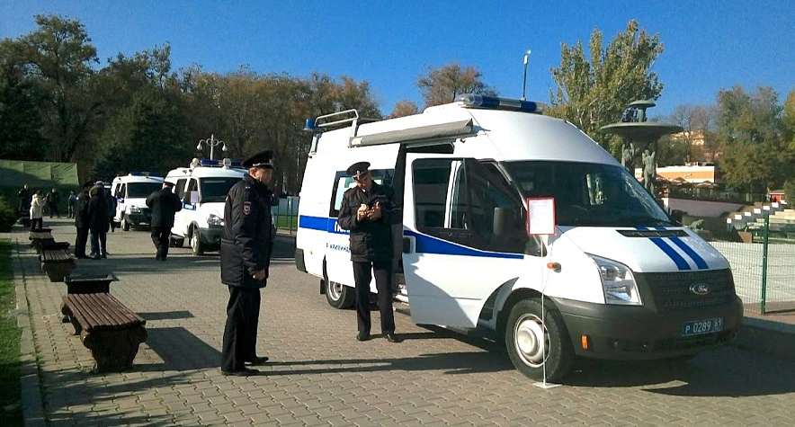 Фото: Автомобили полиции на Театральной площади Ростова, кадр 1rnd