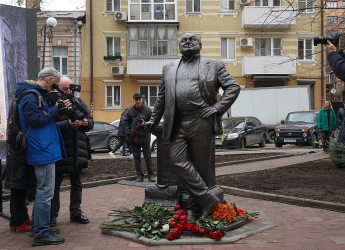 Фото: памятник М. Жванецкому \\ кадр 1rnd.ru