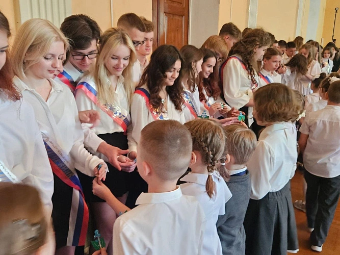 Фото: В Таганроге около четырёх тысяч выпускников услышали последний звонок, фото ТГ-канал А. Фатеев