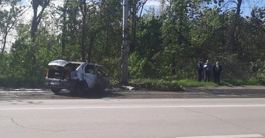 Фото: Сгоревший Renault Logan в Шахтах, кадр ГИБДД