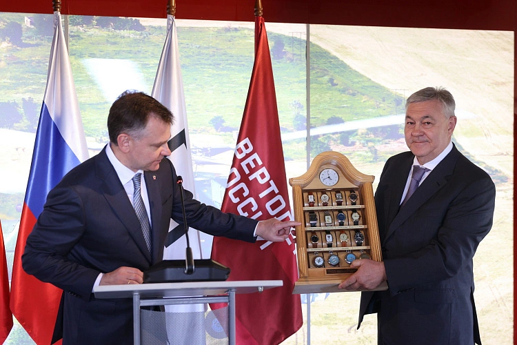 Фото: Слюсарь передаёт Роствертолу часы отца, кадр ПРО