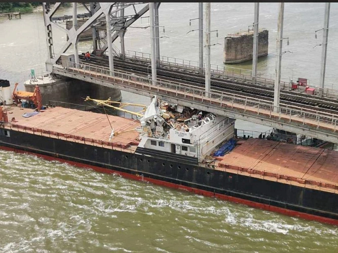 Фото: В Ростове возбудили дело после столкновения судна с разводным ж/д мостом, фото - Южная транспортная прокуратура