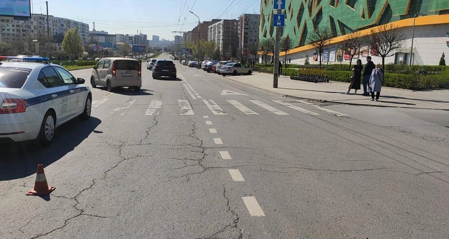 Фото: Место, где иномарка сбила мать и 3-летнюю дочь в Ростове, кадр ГИБДД