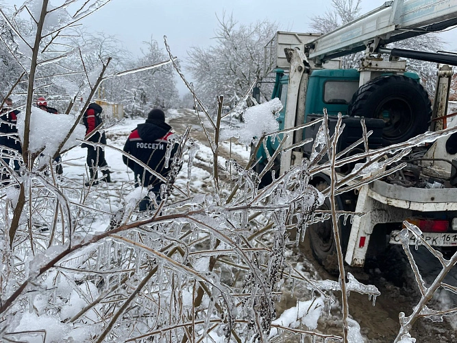 Фото: В Ростовской области энергетики продолжают устранять последствия ледяной стихии 11 февраля, фото «Россети Юг» – «Ростовэнерго»