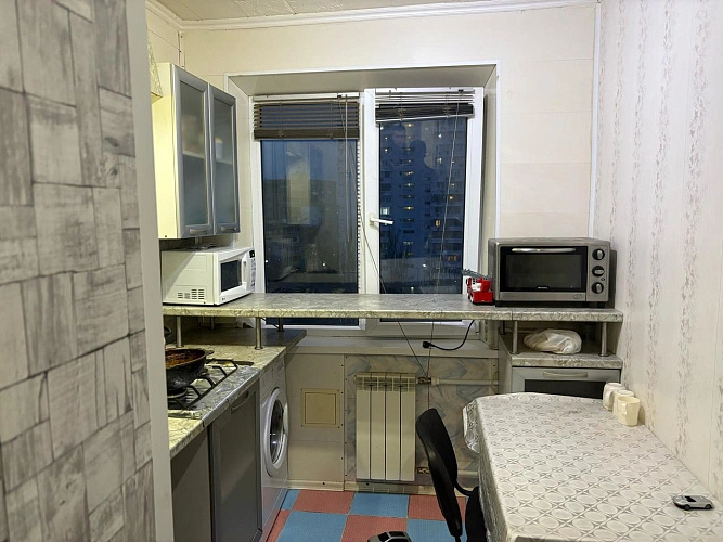 Фото: квартира, из окна которой выпал ребенок в Ростове, кадр СКР