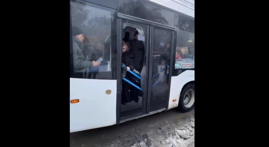 Фото: лопнувшее стекло в автобусе // кадр из социальных сетей