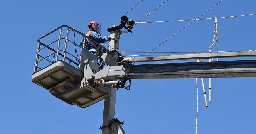 Фото: сотрудник "Донэнерго" на рабочем месте, кадр ВК компании