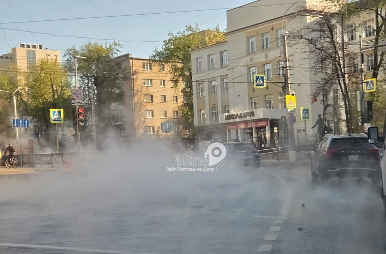 Фото: Гвардейскую площадь Ростова затопило кипятком, кадр 1rnd