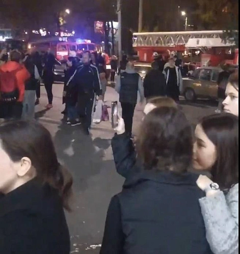 Фото: В Ростове из-за короткого замыкания эвакуировали посетителей ТЦ "Талер" // фото очевидцев