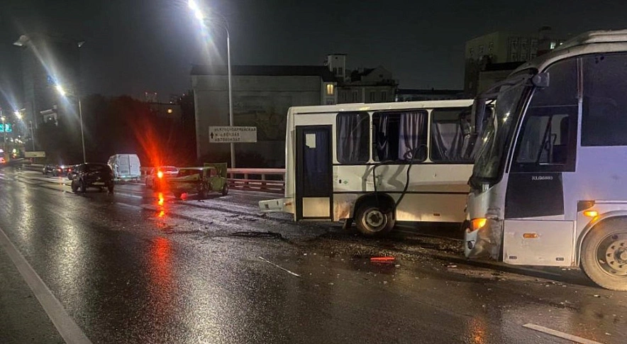 Фото: Массовое ДТП с автобусами у моста Сиверса, кадр ГИБДД