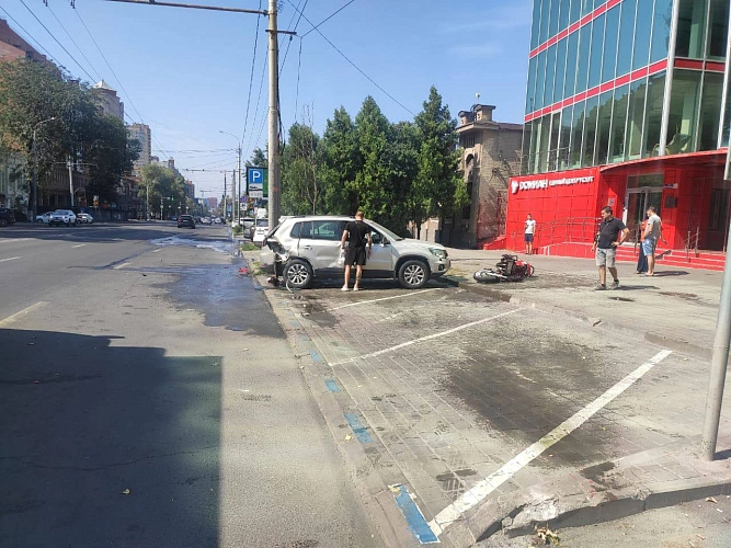 Фото: Мотоциклист без прав разбился в центре Ростова // фото ГИБДД РО