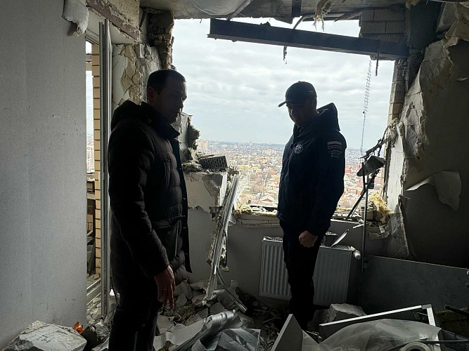 Фото: Депутаты «Единой России» помогают жителям дома на Горсоветской, пострадавшего от БПЛА