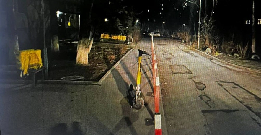 Фото: Курьер на электросамокате сбил женщину в Ростове, кадр ГИБДД