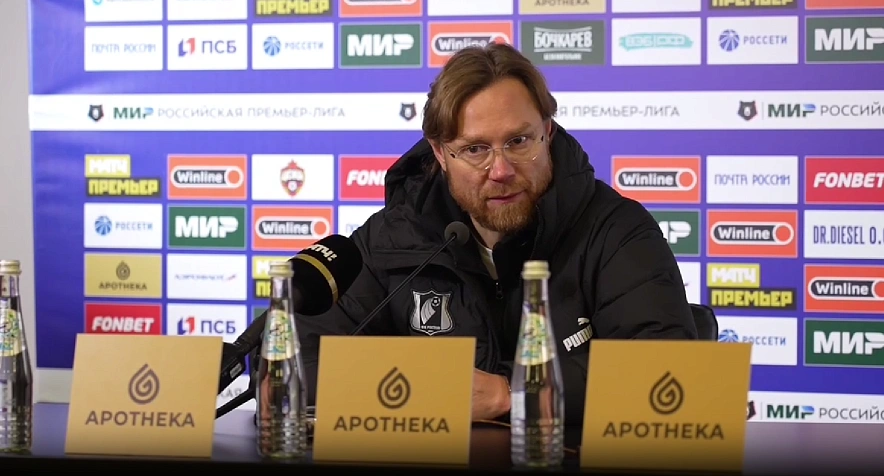 Фото: Валерий Карпин на пресс-конференции после матча с ЦСКА