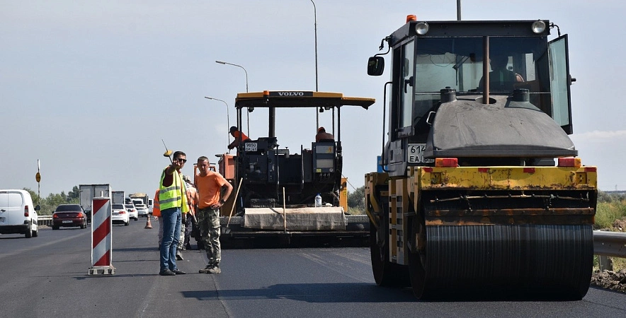 Фото: Дорожная техника на ремонте трассы в Ростовской области, кадр пресс-службы