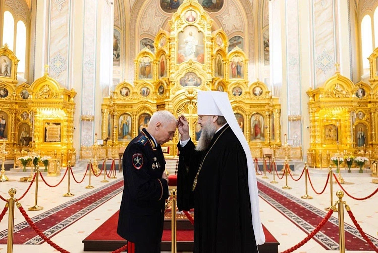 Фото: митрополит Меркурий и генерал-лейтенант полиции Речицкий, кадр ТГ Игоря Петровского