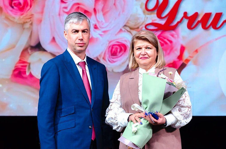 Фото: Алексей Логвиненко наградил лучших работников сферы образования // фото пресс-службы администрации Ростова