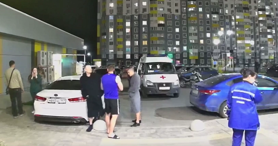 Фото: Скорая на месте падения подростка с высоты в Ростове, кадр записи домофона