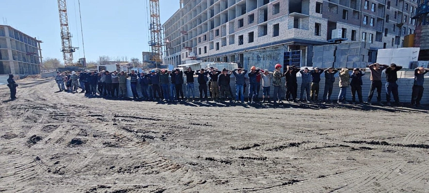 Фото: мигранты на стройке \\ кадры ВСУ СК РФ по ЮВО