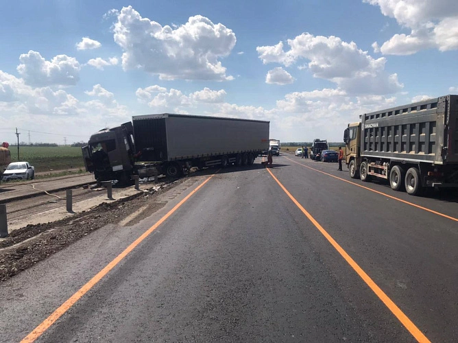 Фото: В аварии под Таганрогом насмерть разбилась женщина, которой стало плохо за рулём автомобиля, фото ГИБДД РО