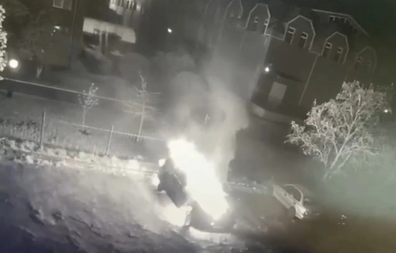 Фото: В Волгодонске сожгли люксовый кроссовер российского боксёра-профессионала Дмитрия Кудряшова, фото - кадр записи камер наблюдения