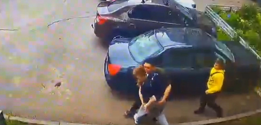 Фото: кадр из соцсетей, камеры видеонаблюдения зафиксировали нападение  