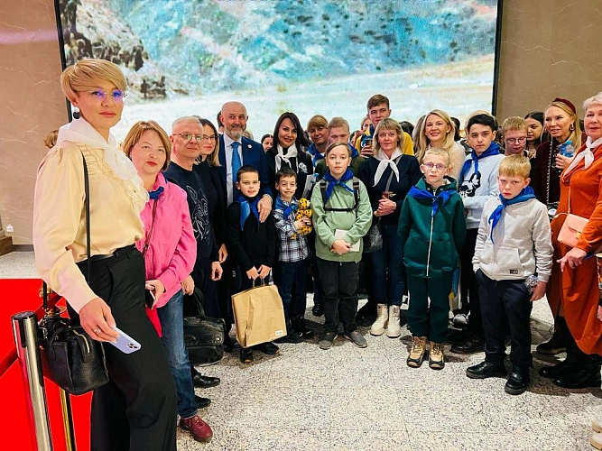 Фото: Донские семьи с особенными детьми побывали на премьерном показе фильма «Хозяин Алтайских гор» в Москве // фото - соцсети