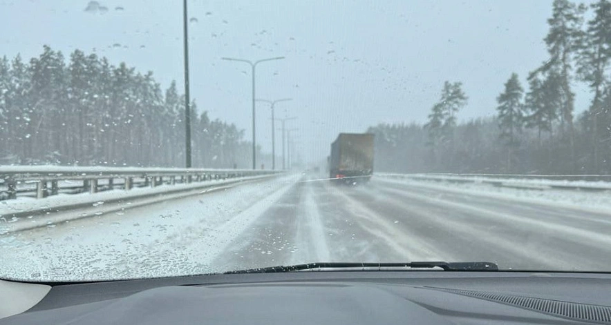 Фото: Снег на трассе М-4, кадр из чата трассы