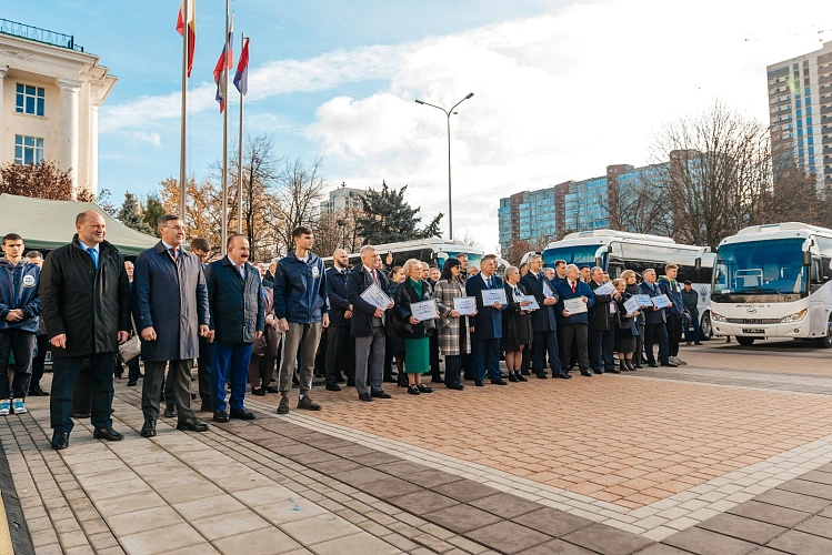 Фото: пердача автобусов вузам новых территорий РФ \\ фото ДГТУ