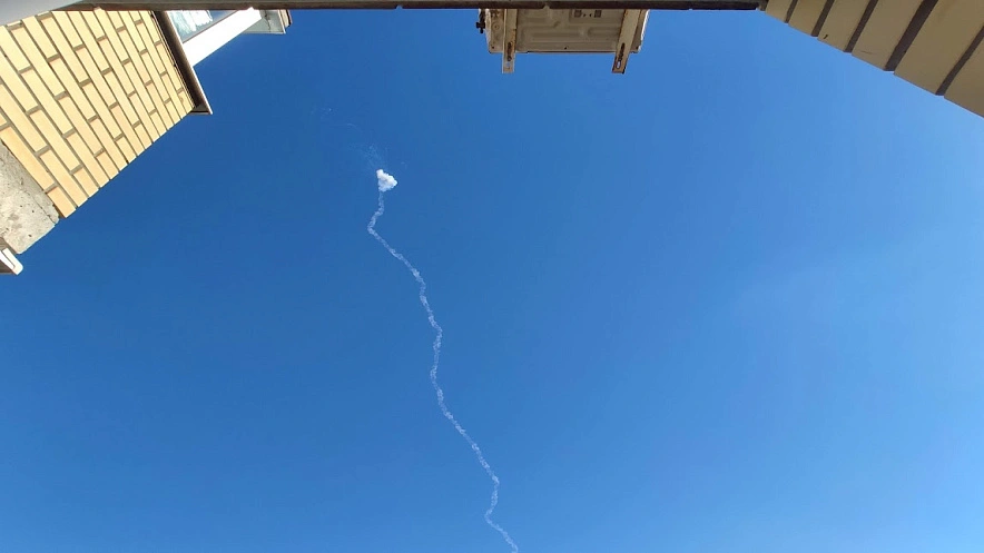 Фото: След от работы ПВО в небе над Ростовом, иллюстрация из архива 1rnd