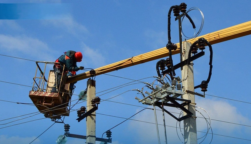 Фото: энергетики за работой, кадр ТГ Россети-Юг