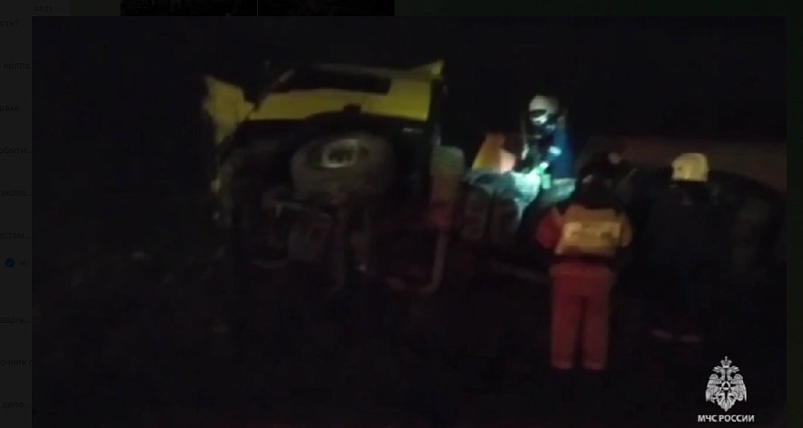Фото: Сотрудники МЧС на месте ДТП с перевернувшимся бензовозом, кадр МЧС