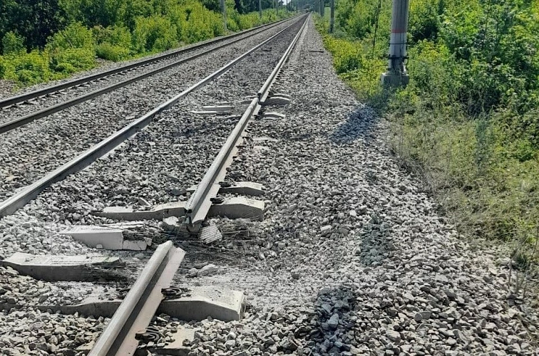 Фото: место подрыва путей в Воронежской области, кадр спецслужб