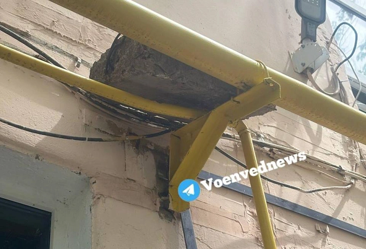 Фото: Упавший с крыши блок, кадр ТГ Voendevnews