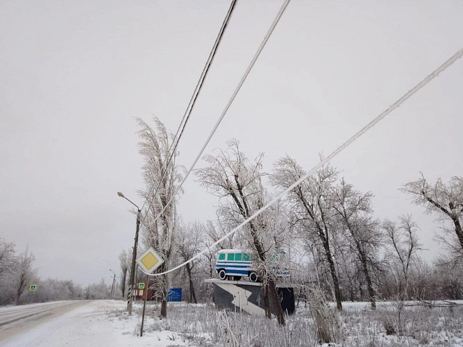 Фото: наледи на проводах \\ фото из соцсети гуковчан