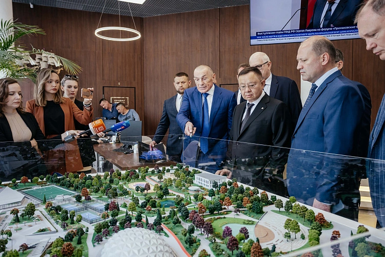 Фото: момент визита главы минстроя РФ, кадр пресс-службы