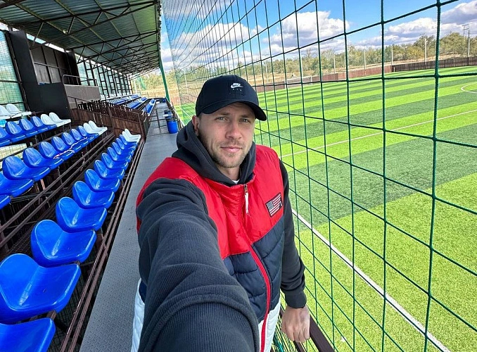 Фото: Ростовский СКА разорвал контракт с игроком Анатолием Тарасенко из-за финансового скандала, фото - ТГ-канал "Мутко против"