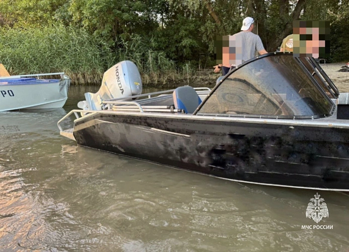 Фото: в Ростовской области столкнулись два катера // кадр МЧС